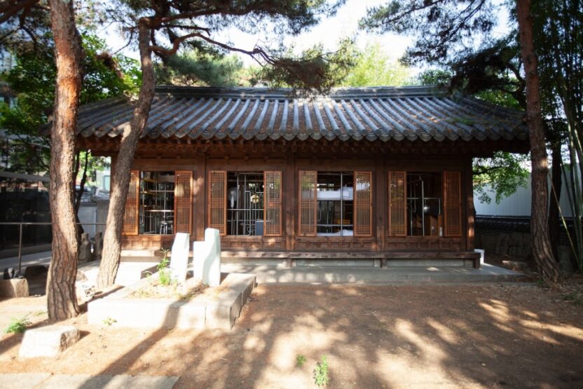 한옥을 빼곡히 채운 스테인리스 스틸 배관, <이요나: 공간 배치 서울>전 1 1