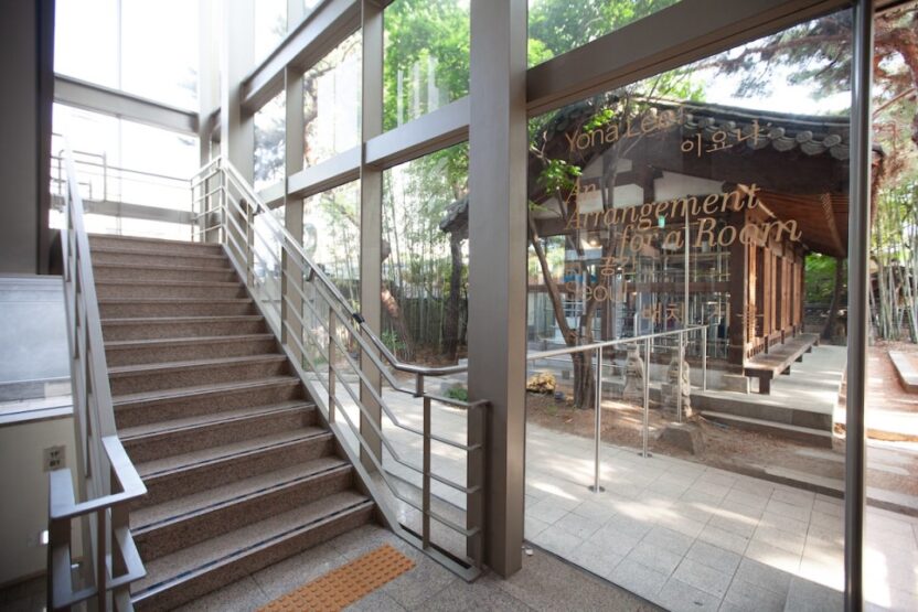 한옥을 빼곡히 채운 스테인리스 스틸 배관, <이요나: 공간 배치 서울>전 9 10