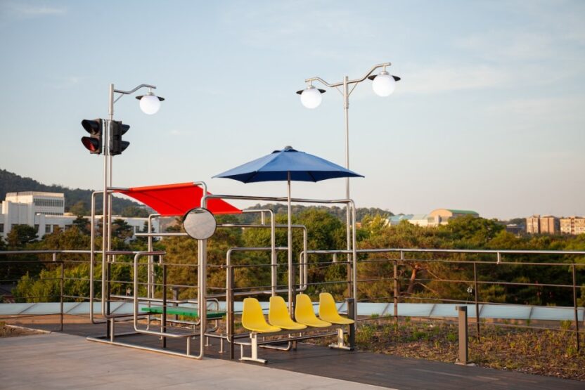 한옥을 빼곡히 채운 스테인리스 스틸 배관, <이요나: 공간 배치 서울>전 10 11 1