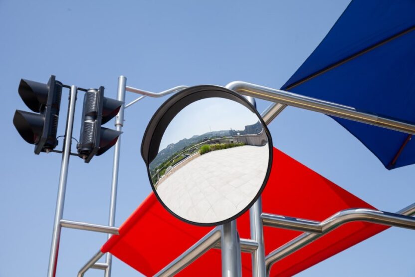 한옥을 빼곡히 채운 스테인리스 스틸 배관, <이요나: 공간 배치 서울>전 11 12