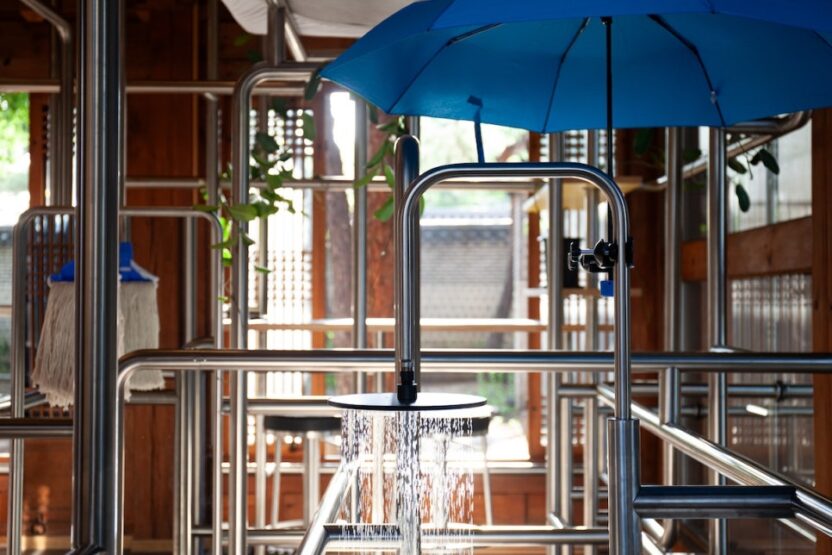 한옥을 빼곡히 채운 스테인리스 스틸 배관, <이요나: 공간 배치 서울>전 12 13