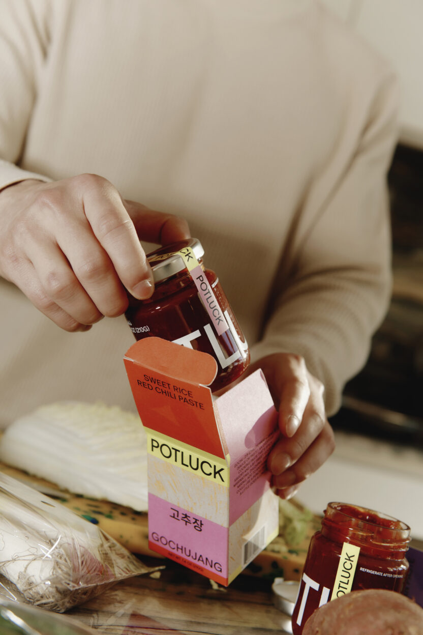 보자기의 색과 패턴을 입은 한국 식료품 브랜드 ‘포틀럭’ 1 20240108 potluck 0198