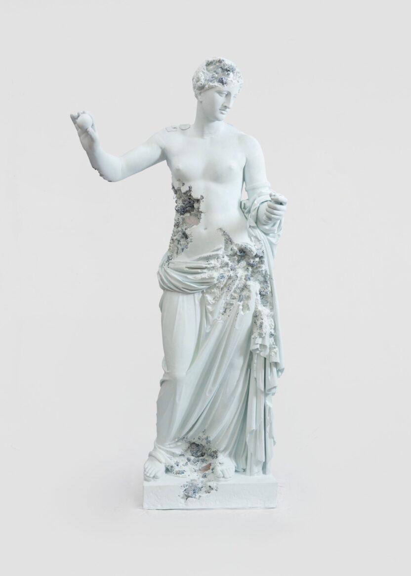 3024년 서울은 어떤 모습일까? 3 2 Blue Calcite Eroded Venus of Arles 2019. Courtesy of the artist and Perrotin