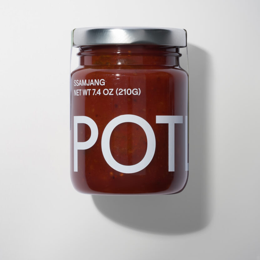 보자기의 색과 패턴을 입은 한국 식료품 브랜드 ‘포틀럭’ 8 3 4