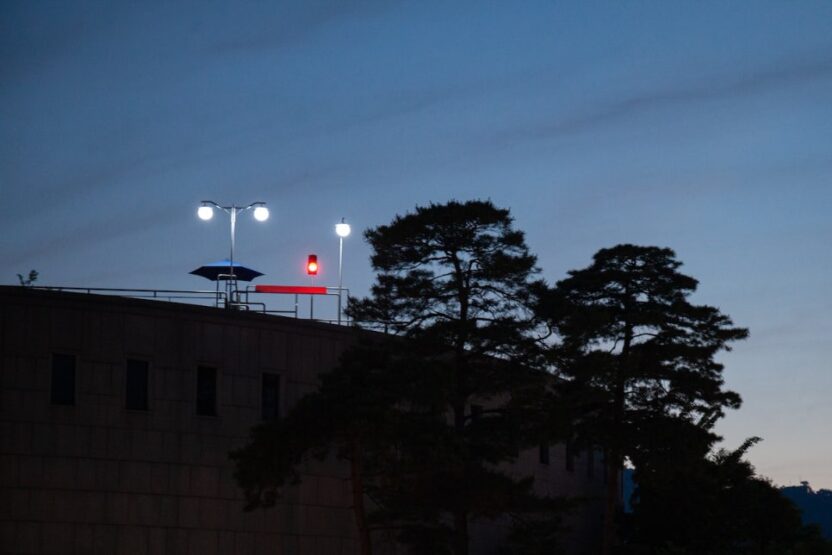 한옥을 빼곡히 채운 스테인리스 스틸 배관, <이요나: 공간 배치 서울>전 3 4