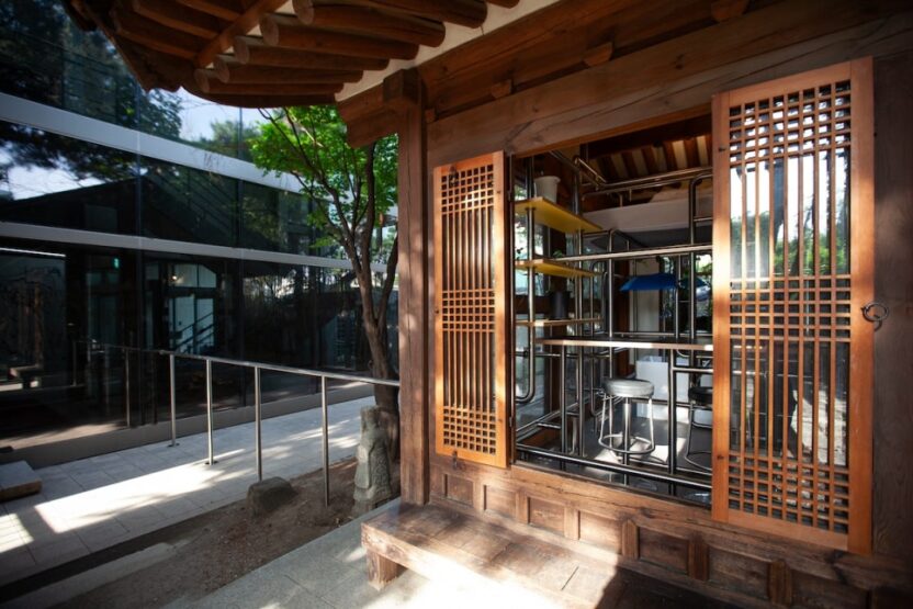 한옥을 빼곡히 채운 스테인리스 스틸 배관, <이요나: 공간 배치 서울>전 5 6