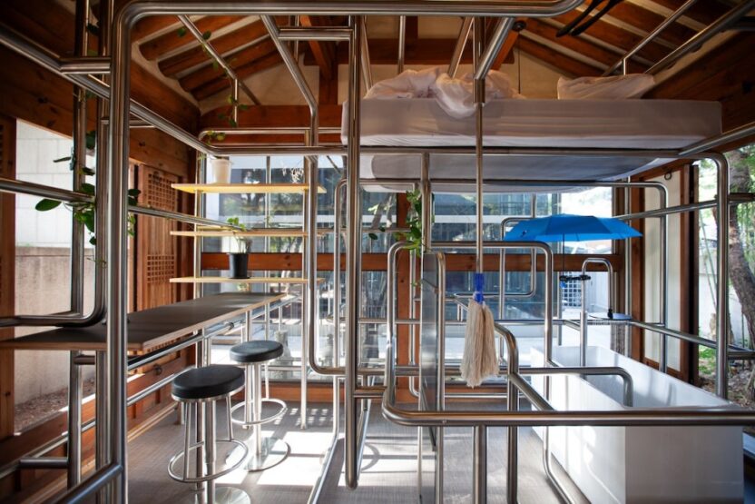 한옥을 빼곡히 채운 스테인리스 스틸 배관, <이요나: 공간 배치 서울>전 6 7