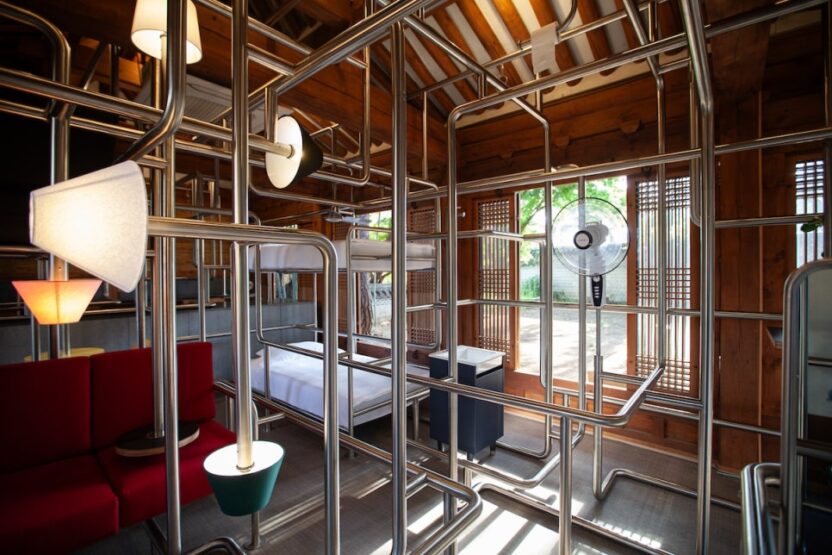 한옥을 빼곡히 채운 스테인리스 스틸 배관, <이요나: 공간 배치 서울>전 7 8