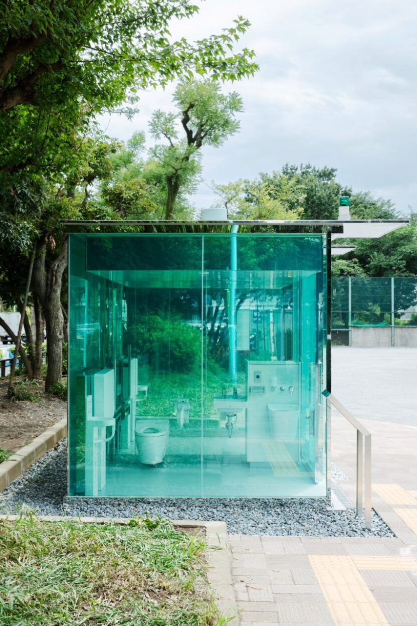 도심을 물들인 건축가의 화장실, 시부야 '도쿄 화장실 프로젝트' 24 shigeru ban transparent tokyo toilet yo yogi fukamachi park haru no ogawa dezeen 2364 col 4 852x1278 1