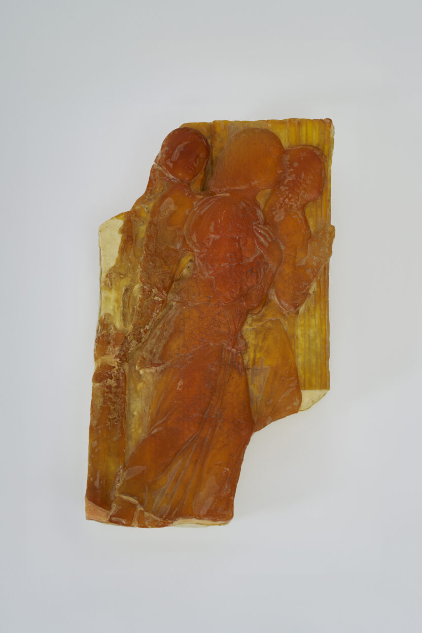 빛과 향기를 품은 ‘비누’ 천사들을 만나다 3 신미경 세 천사 01 2003 비누 바니시 안료 향유 75x43x10cm 복사