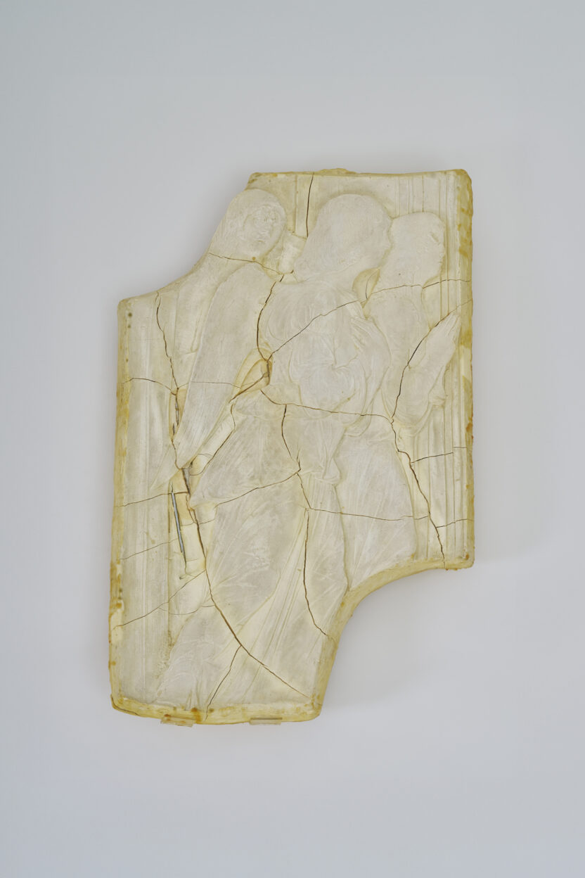 빛과 향기를 품은 ‘비누’ 천사들을 만나다 4 신미경 세 천사 02 2003 비누 바니시 향유 84x50x10cm 복사