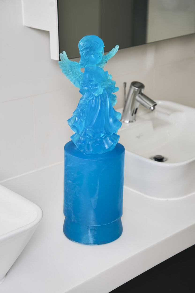 빛과 향기를 품은 ‘비누’ 천사들을 만나다 13 신미경 엔젤 시리즈 C 2024 비누 안료 향유 58×15×15cm 복사