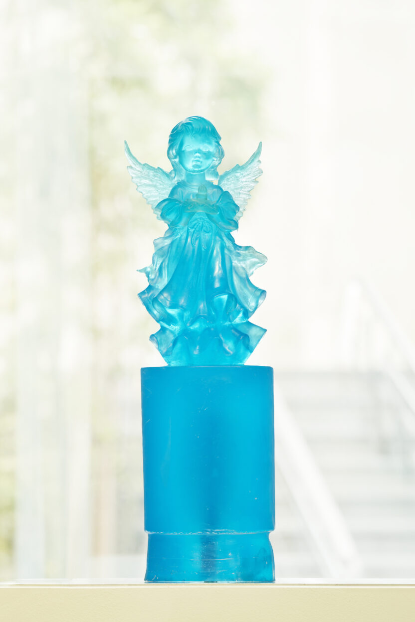 빛과 향기를 품은 ‘비누’ 천사들을 만나다 7 엔젤 시리즈 C 2024 비누 안료 향유 58×15×15cm 복사