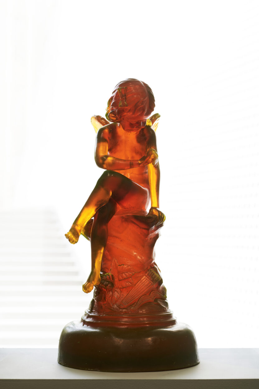 빛과 향기를 품은 ‘비누’ 천사들을 만나다 6 엔젤 시리즈 F 2024 비누 안료 향유 58×33×35cm 복사