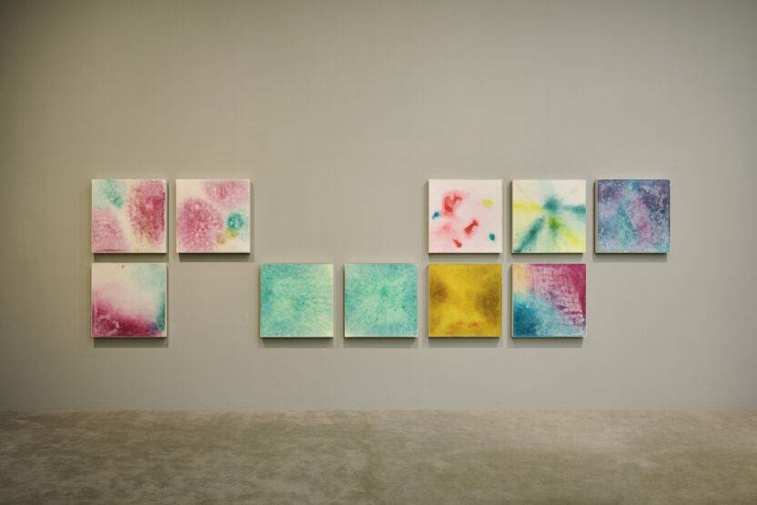 빛과 향기를 품은 ‘비누’ 천사들을 만나다 16 페인팅 시리즈 2024 비누 안료 향유 프레임 70×70×5cm 복사