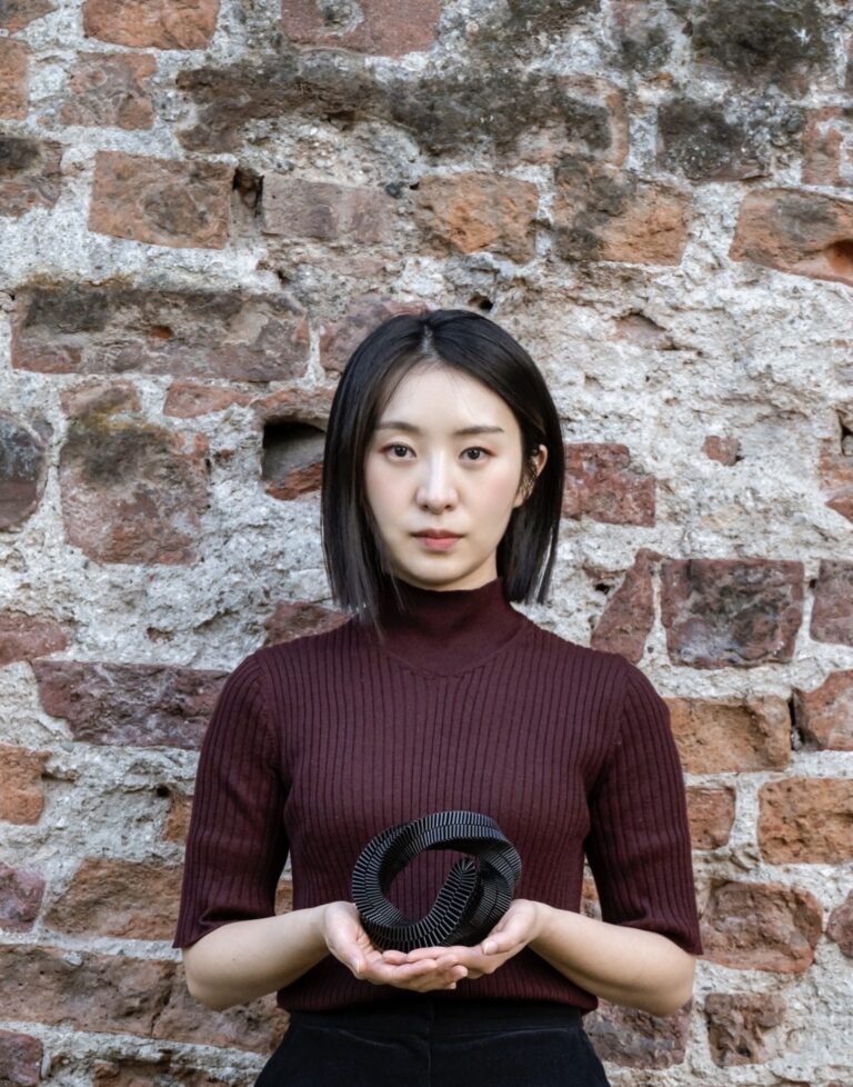 밀라노를 매혹시킨 생분해성 해조류 소재, 디자이너 최수양 30 밀라노를 매혹시킨 생분해성 해조류 소재, 디자이너 최수양