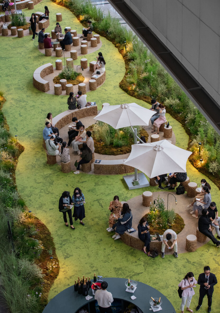 어퍼하우스가 만든 ‘키아프 서울’의 가장 큰 설치 작품 1 1. Kiaf 2022 VIP 라운지 외부