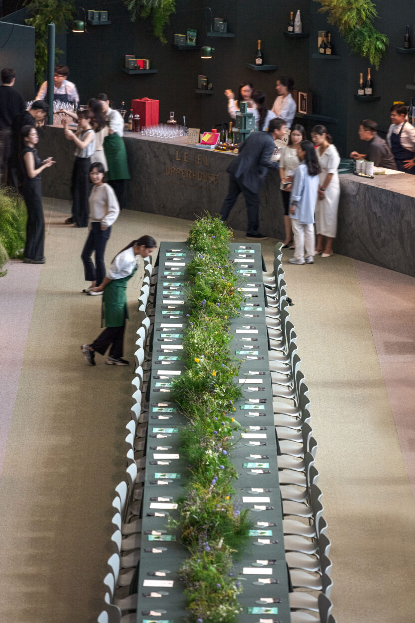 어퍼하우스가 만든 ‘키아프 서울’의 가장 큰 설치 작품 9 2. 230906 STRX kiaf VIP lounge 7