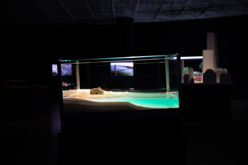 집 짓는 미술가, 서도호의 상상은 현실이 된다? 7 Do Ho Suh Homesick Scale 1 80 2024 Mixed media 119.5 x 80 x 80 cm. Photo Seowon Nam. Courtesy of Art Sonje Center