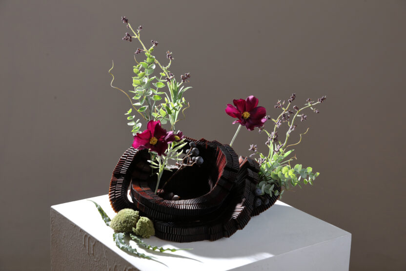 밀라노를 매혹시킨 생분해성 해조류 소재, 디자이너 최수양 6 화병