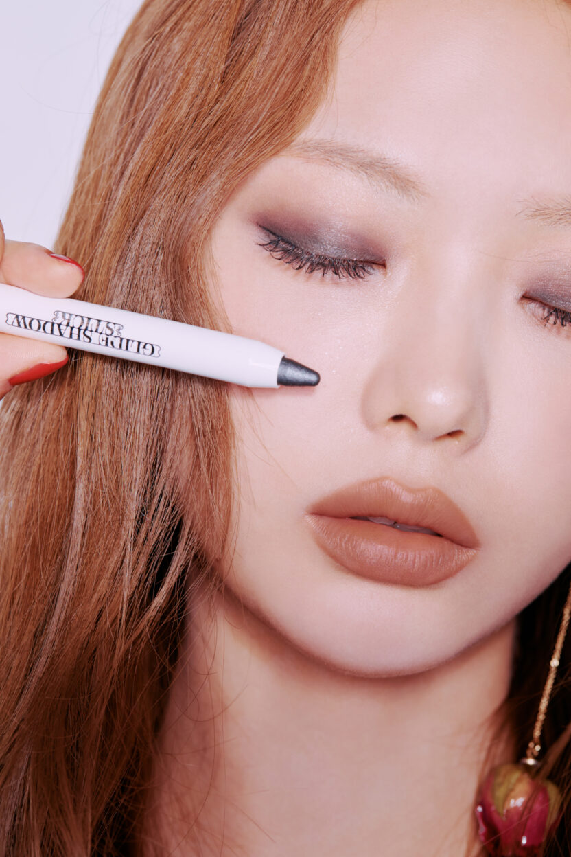 어린 날 향수를 불러일으키는 걸코어 뷰티, 팁토우 11 02 1945