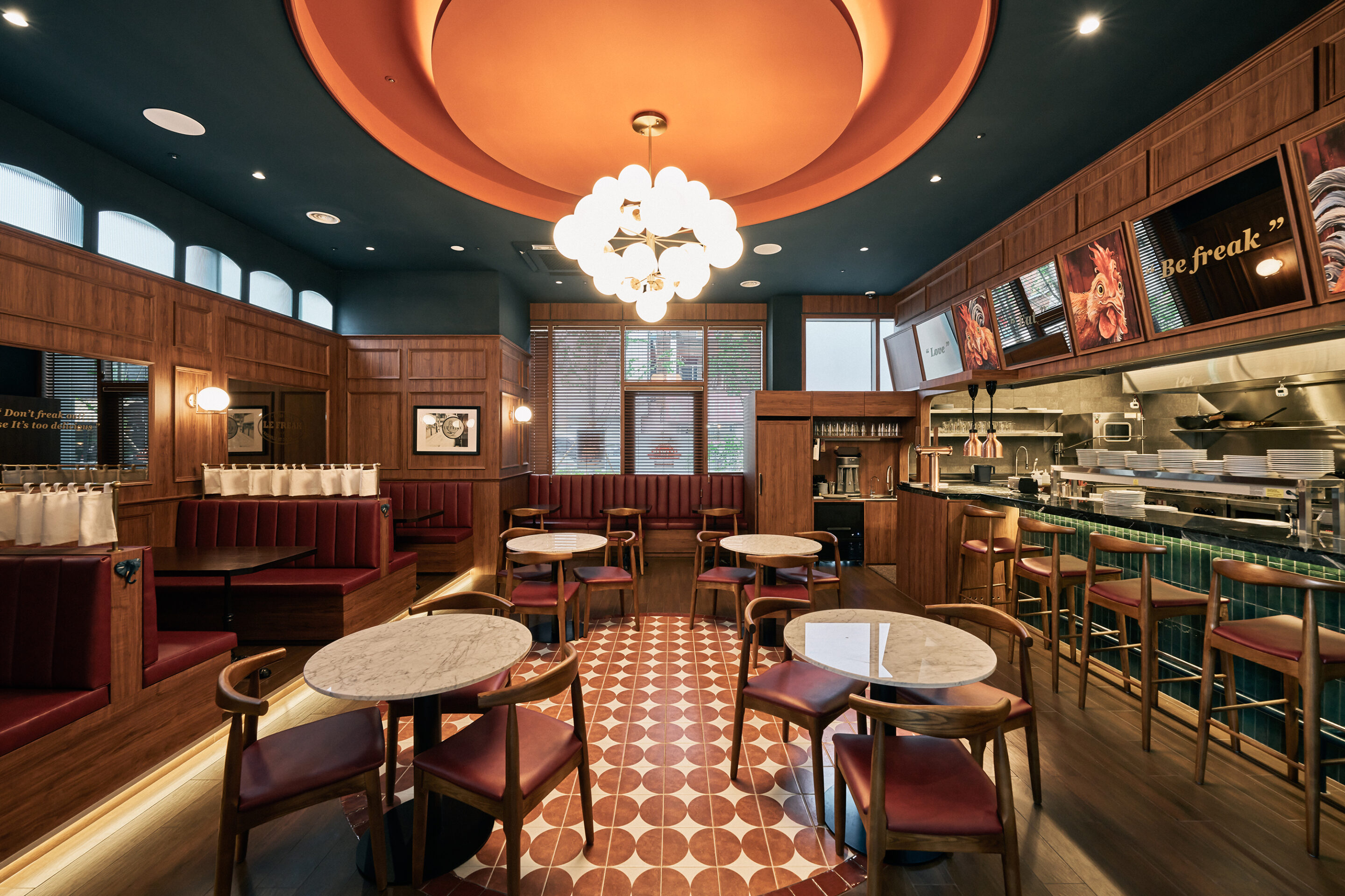 클래식한 유럽 영화관에서 즐기는 치킨 버거? 1 240520 lefreak 0066