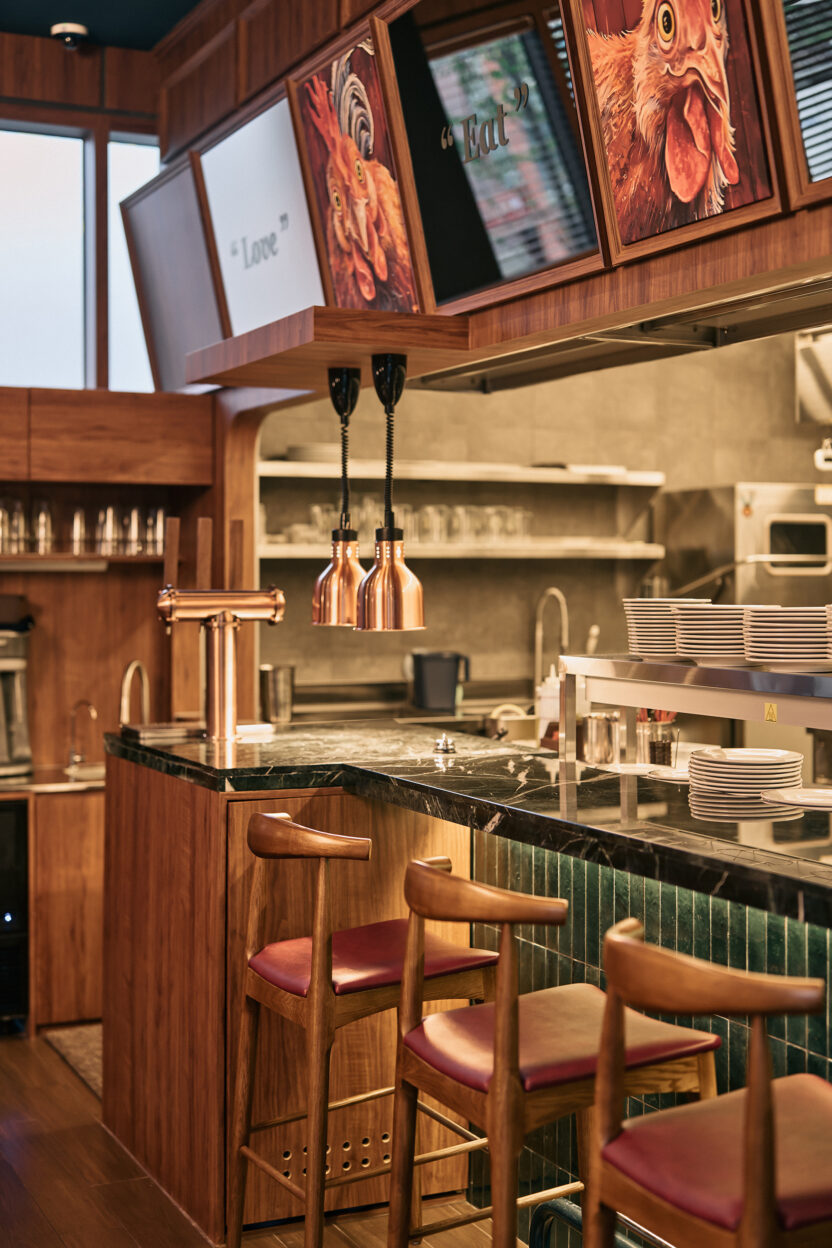 클래식한 유럽 영화관에서 즐기는 치킨 버거? 3 240520 lefreak 1025 2