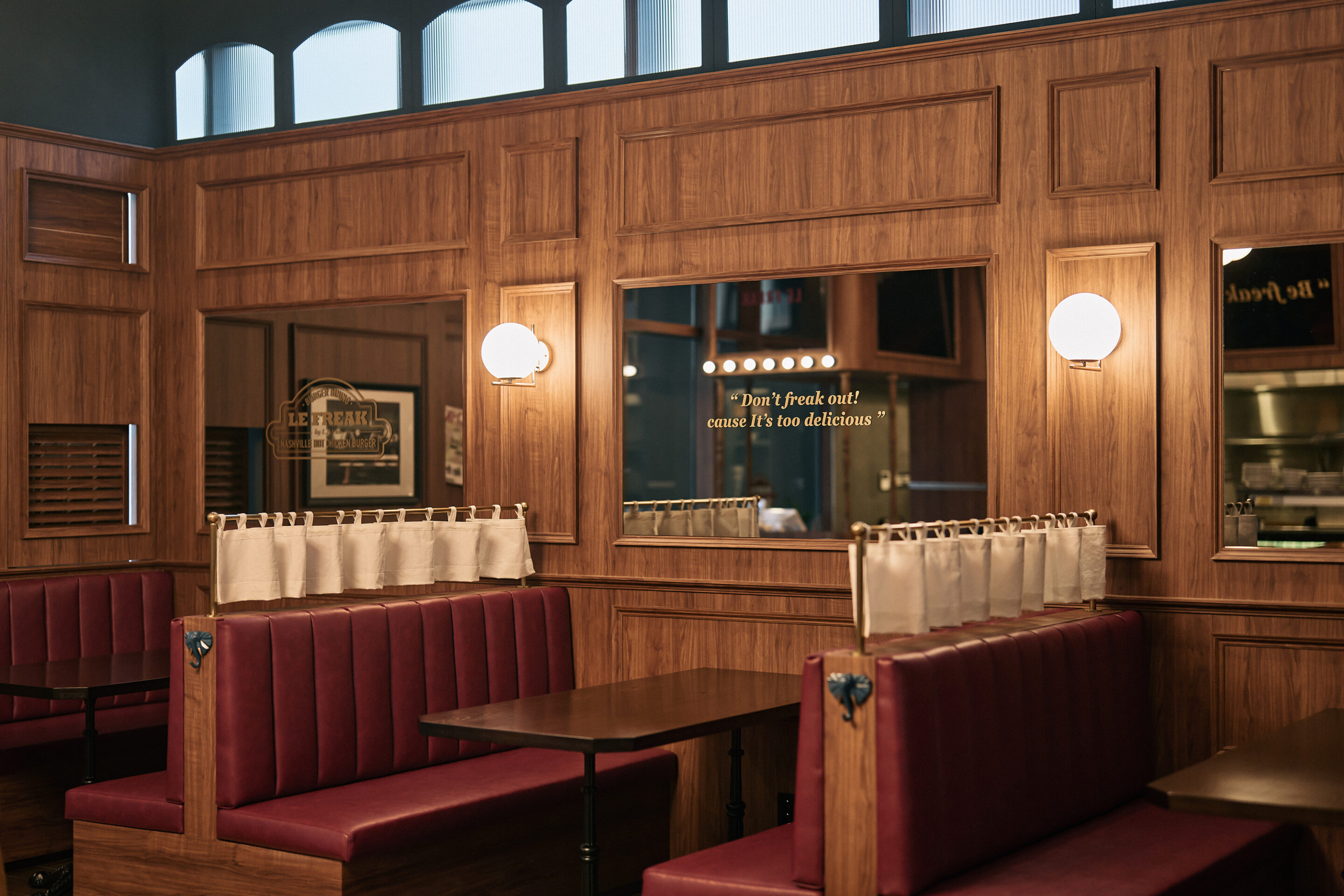 클래식한 유럽 영화관에서 즐기는 치킨 버거? 2 240520 lefreak 1053