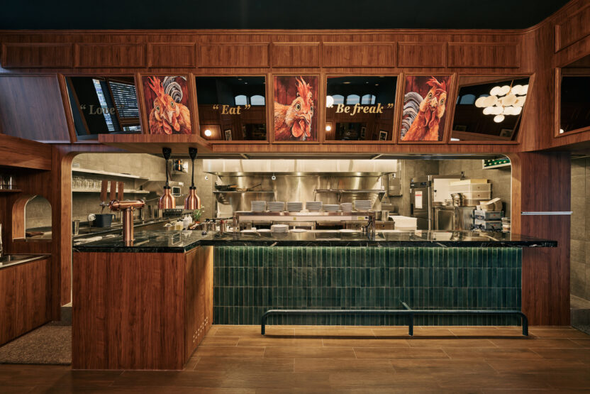 클래식한 유럽 영화관에서 즐기는 치킨 버거? 5 240520 lefreak 1099 2