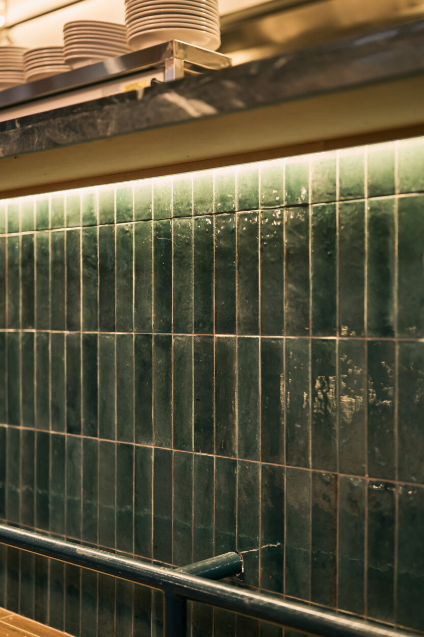 클래식한 유럽 영화관에서 즐기는 치킨 버거? 4 240520 lefreak 1120 1