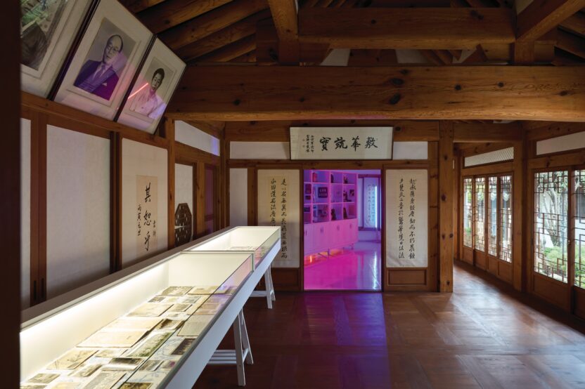 운경고택에서 만나는 현대 미술가 이완의 개인전 5 resize 랜덤 액세스 메모리 3 기록과 기억 전시 전경 2024 촬영 이종근 사진 제공 운경재단 1