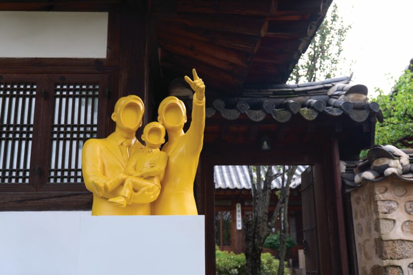 운경고택에서 만나는 현대 미술가 이완의 개인전 4 resize 랜덤 액세스 메모리 3 기록과 기억 전시 전경 2024 촬영 이종근 사진 제공 운경재단 17