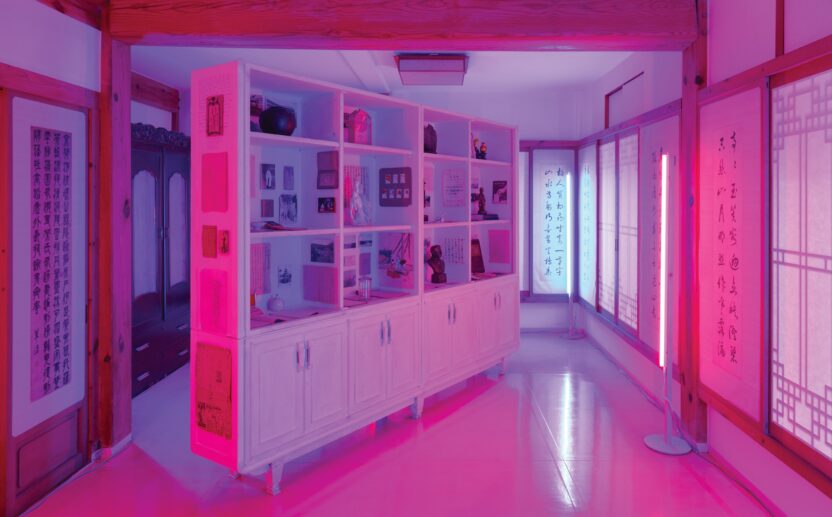 운경고택에서 만나는 현대 미술가 이완의 개인전 6 resize 랜덤 액세스 메모리 3 기록과 기억 전시 전경 2024 촬영 이종근 사진 제공 운경재단 3