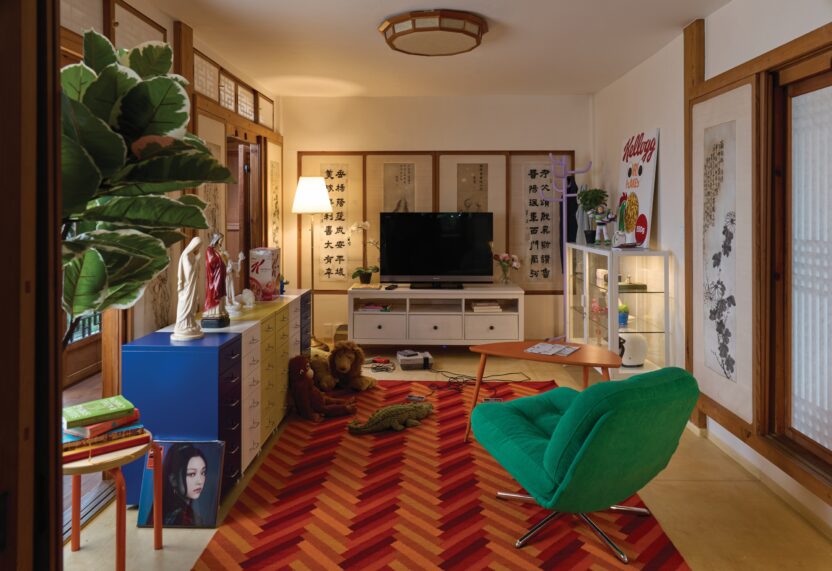 운경고택에서 만나는 현대 미술가 이완의 개인전 14 resize 랜덤 액세스 메모리 3 기록과 기억 전시 전경 2024 촬영 이종근 사진 제공 운경재단 31