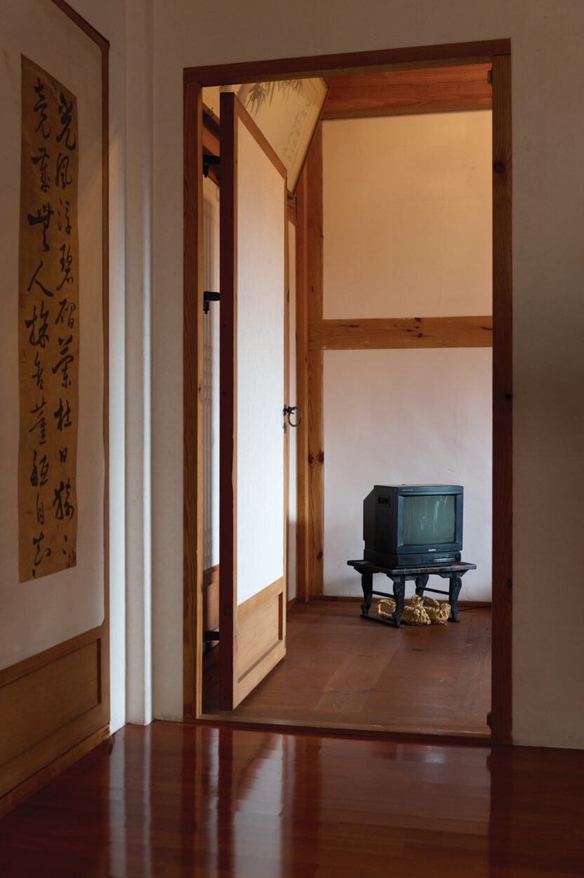 운경고택에서 만나는 현대 미술가 이완의 개인전 13 resize 랜덤 액세스 메모리 3 기록과 기억 전시 전경 2024 촬영 이종근 사진 제공 운경재단 33