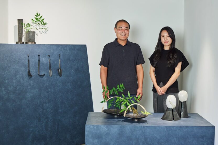 예올x샤넬이 전하는 두드리고 흔적을 남기는 것의 가치 1 이미지1 2024 예올X샤넬 프로젝트 올해의 장인 정형구 젊은 공예인 박지민