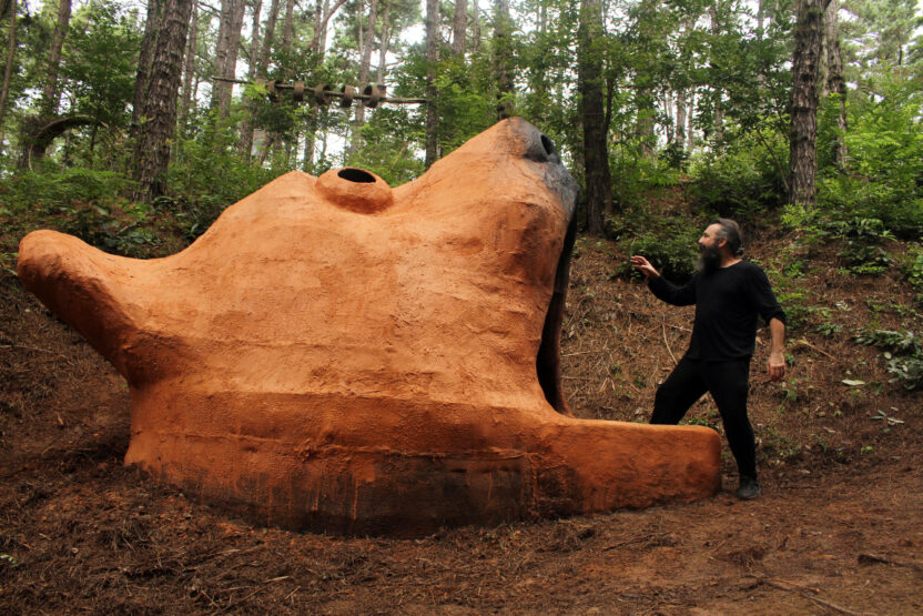 주제 이슈로 돌아본 2024 비엔날레 결산 9 3. 숲속의은신처Ⅱ 피에르 기요토 프랑스 곰의입속으로