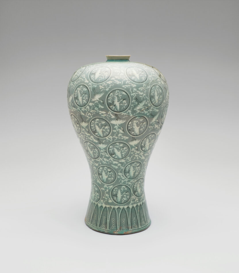 대구간송미술관, 지금 대구로 여행을 떠나야 하는 이유 9 5. 청자상감운학문매병 ⓒ간송미술문화재단