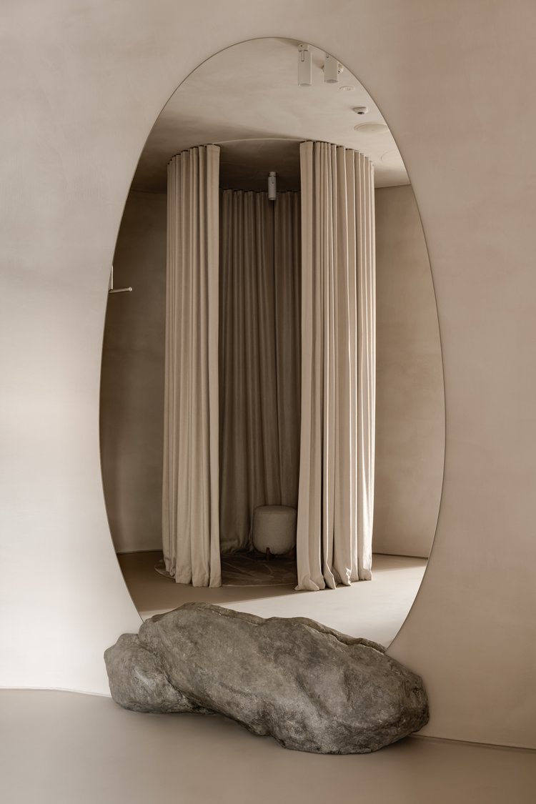 스탠리 큐브릭 영화에서 영감 받은 웨딩드레스 숍 11 Balbek MillaNova Warsaw © ONI Studio 19873 24