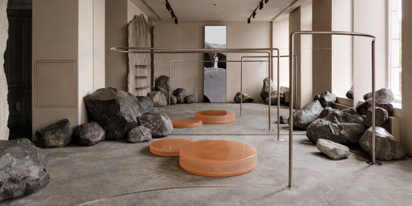 스탠리 큐브릭 영화에서 영감 받은 웨딩드레스 숍 1 balbek bureau milla nova designboom 1800