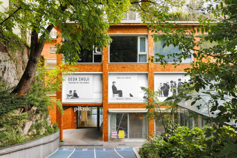 일본 사진 거장의 피크닉 사진전 〈우에다 쇼지 모래극장〉 2 piknic facade 복사