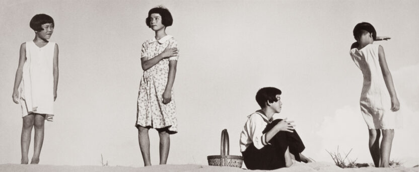 일본 사진 거장의 피크닉 사진전 〈우에다 쇼지 모래극장〉 1 piknic ‹네 명의 소녀 네 가지 포즈›1939 ©SHOJI UEDA