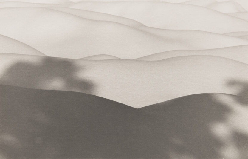 일본 사진 거장의 피크닉 사진전 〈우에다 쇼지 모래극장〉 6 piknic ‹눈의 표면› 1954 ©SHOJI UEDA