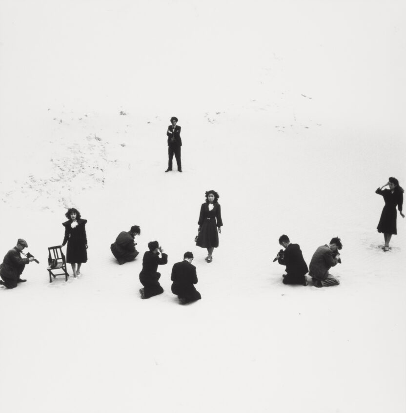 일본 사진 거장의 피크닉 사진전 〈우에다 쇼지 모래극장〉 4 piknic ‹모델과 예술 사진작가들›1949 ©SHOJI UEDA 복사