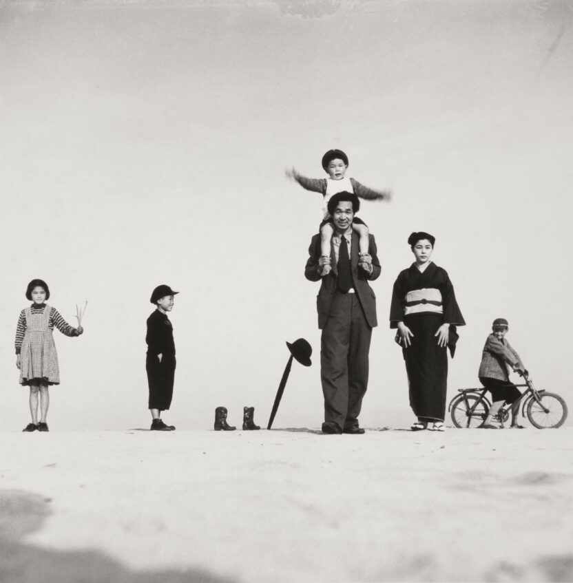 일본 사진 거장의 피크닉 사진전 〈우에다 쇼지 모래극장〉 15 piknic ‹아빠와 엄마와 아이들›1949 ©SHOJI UEDA 복사