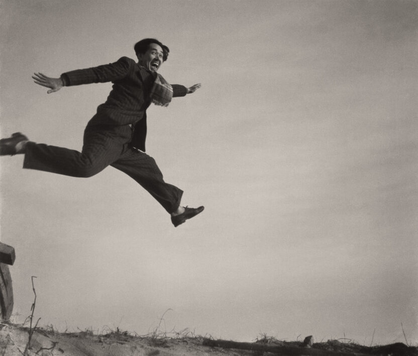일본 사진 거장의 피크닉 사진전 〈우에다 쇼지 모래극장〉 3 piknic 자화상 ‹점프하는 나› 1949 ©SHOJI UEDA