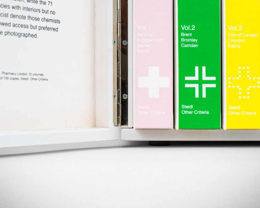 살아 있는 아트북의 전설, ‘슈타이들’의 모든 것 16 런던 약국 데미안 허스트 2 © 2024 Steidl