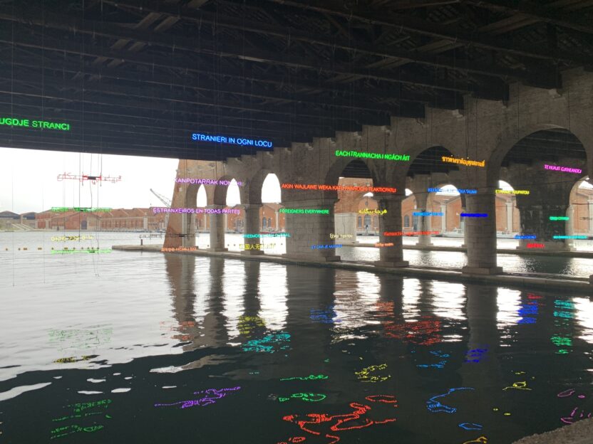 주제 이슈로 돌아본 2024 비엔날레 결산 1 클레어 퐁텐 외국인은 어디에나 있다 제60회 베니스비엔날레 전시 전경. 사진 오정은