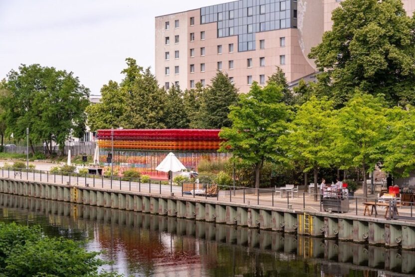 재활용 플라스틱 소재로 완성한 독일의 유니크한 오피스 건물 5 02. Filtered Rays pavilion by Yinka Ilori x Estrel Berlin Hotel Photo by Lin