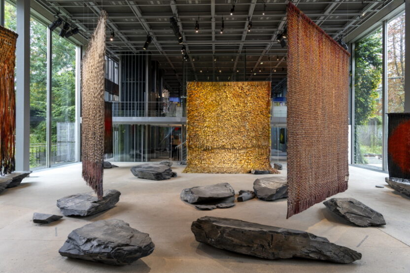 까르띠에 현대미술재단이 주목한 콜롬비아의 섬유 예술가, 올가 데 아마랄 3 까르띠에 현대미술재단 올가 데 아마랄 전시 ©Marc Domage 2 1